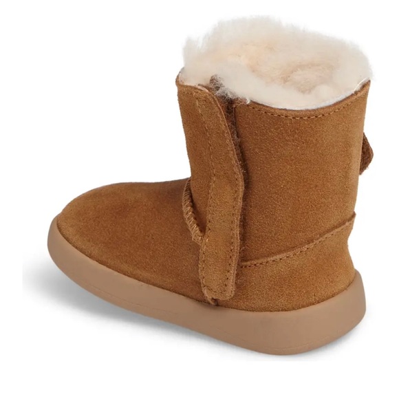 UGGS - Picture 2 of 9
